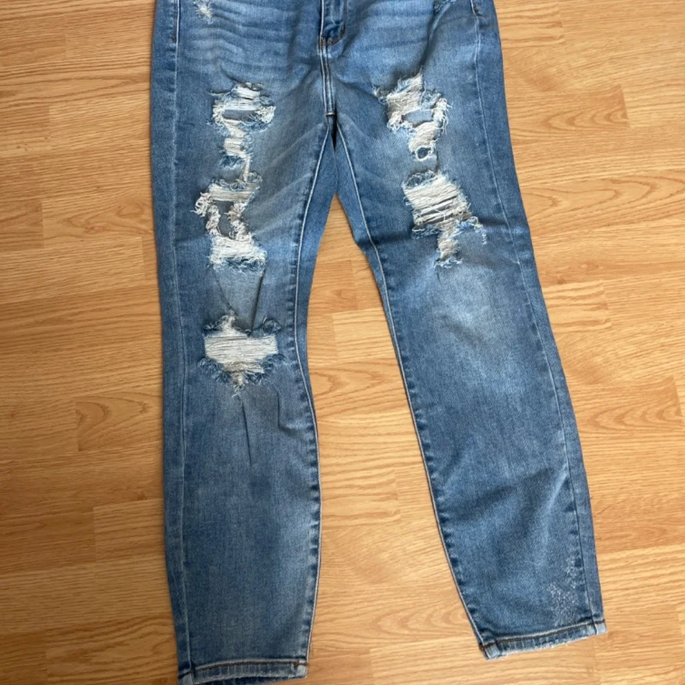 Judy Blue Stretch Boyfriend Fit Distressed Skinny Jeans - Picture 2 of 9